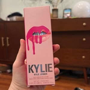 Kylie Jenner’s Velvet Liquid Lipstick & Lip Liner